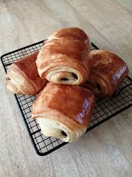 Mélangez du chocolat blanc, du chocolat au lait et du chocolat noir en un seul et même dessert! Les Pains Au Chocolat Au Thermomix Les Folles Patisseries De Julie