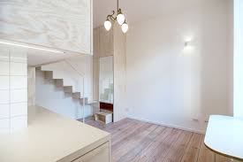 I pavimenti rivestiti in piastrelle al piano secondo e in legno sul soppalco. Il Monolocale Casa Con Soppalco Di 21 Metri Quadri