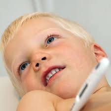 Bei kleinkindern taucht husten relativ häufig auf und verläuft in der regel verhältnismäßig harmlos. Fieber Bis Husten Wann Eltern Mit Dem Kind Zum Arzt Sollten Gesundheit