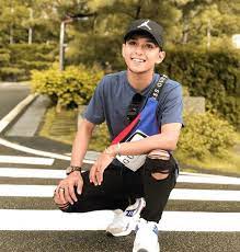 Pernah menyertai program realiti big stage, namun menjadi peserta pertama bukan sahaja gagal menambat hati juri, malah undian atas talian menerusi aplikasi tiktok juga meletakkan pemilik nama sebenar nur faraazira. Biodata Dan Latar Belakang Penyanyi Aiman Tino Iluminasi