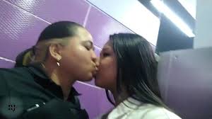 paula y yo estamos excitadas y nos vamos a masturbar en el baño del centro  comercial - XNXX.COM