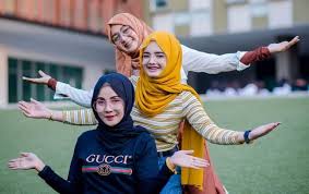 Syahrini beberapa waktu belakangan tinggal di jepang bersama sang suami, reino barack. 37 Puisi Untuk Sahabat Sejati Yang Menyentuh Terbaik 2021