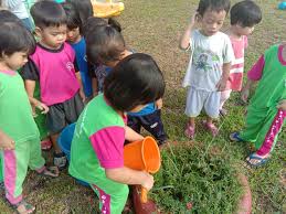 Maksud jokes ni ialah wonwoo ingat mingyu bagi alasan hujan tu sebab ingat mingyu malas nak siram pokok tapi buat apa nak keluar gi siram pokok kalau air hujan tu dah bole. Aktiviti Luar Siram Pokok Bunga Taska Rania Junior S Facebook