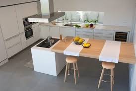 Un Ilot Complete Par Une Table Pour Une Cuisine Lumineuse Belle Cuisine Cuisine Americaine Table Haute Cuisine