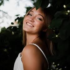 Annabelle Manning's Instagram, Twitter & Facebook