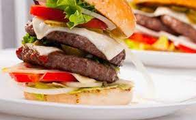 Disfruta Comiendo Una Exquisita Hamburguesa De Cocodrilo