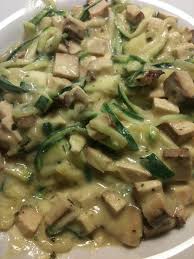 Für die chorizo carbonara werden zunächst die pinienkerne in einer trockenen pfanne. Zucchini Spaghetti Alla Vegan Carbonara Nom Noms Food