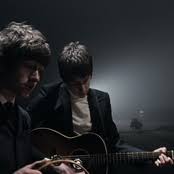 Le monde entier est un cactus il est impossible de s'assoir dans la vie, il y a que des cactus moi, je me pique de le savoir aee, ie eee, uuu, aee, ie eeee. Les Cactus Lyrics