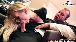 Niemiecka blond fryzjerka z dużymi piersiami uwodzi klienta do seksu
