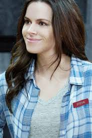 Does anybody else think Emily Hampshire look like Neve Campbell? She was in  Party of Five and Scream back in the 90's?
