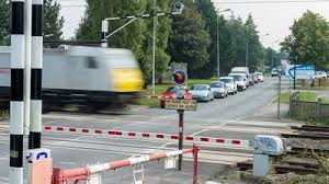 Il contrôle le respect des feux clignotants informant de la fermeture des barrières. Saint Laurent Blangy Un Radar Au Passage A Niveau Une Premiere Dans Le Pas De Calais La Voix Du Nord