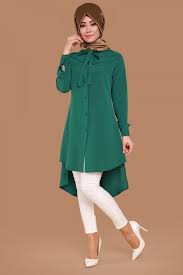 Zarif Ve Sik Seyyar Fularli Dugmeli Tunik Zumrut Urun Kodu Ukb5012 S 39 90 Tl Islami Moda Moda Stilleri Klas Elbiseler