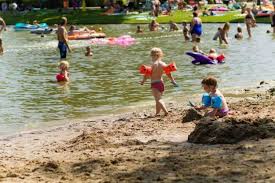 het prachtige recreatiestrand van de leistert nederland zwembad park