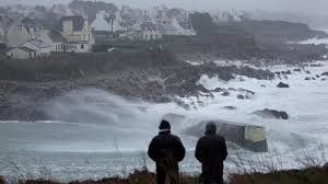 Deux Hommes Observent La Houle Lors Du Passage De La Tempete Dirk A Pors Poulhan Finistere Finistere Bretagne Bretagne Sous L Eau Finistere