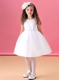 In voile di cotone e interamente foderato, nasconde una sottogonna in tulle che le bambine potranno far girare il grande giorno! Abito Da Cerimonia Economico Semplice Di Raso Per Bambina