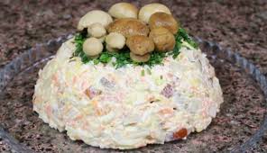 салат с корейской морковью и копченой курицей и грибами Prodolzhaem Delitsya Receptami Vkusnyh I Krasivyh Prazdnichnyh Salatov Salat Zimnyaya Skazka Odin Iz Nih Idei Dlya Blyud Russkie Produkty I Vkusnyashki
