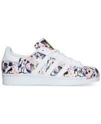 Der klassiker von adidas wurde ursprünglich für die basketballcourts dieser welt entwickelt, doch er verbreitete sich in den. Adidas Superstar Womens Flower