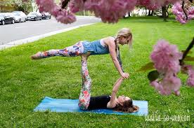 Die taube als yoga übung zu zweit. 7 Wunderbare Yoga Ubungen Zu Zweit Asanas Fur Anfangerinnen