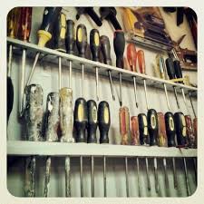 Prosty Profil Moze Byc Swietnym Organizerem Wszelkich Srubokretow Http Metaforma Org Rangement Tournevis Astuce Rangement Rangement Garage