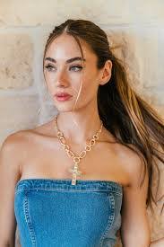 Bella Cross's Instagram, Twitter & Facebook