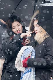 Fans Capture Heartwarming Photos Of Twice During Korea S First Snowfall Koreaboo Kpop Girls Heartwarming Photos Korean Girl Groups