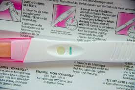Dieses hormon verhindert, dass sich die gebärmutterschleimhaut ablöst und mit der regelblutung ausgeschieden wird. Wir Haben Positiv Getestet Tipps Fur Eltern Baby Kind Und Meer