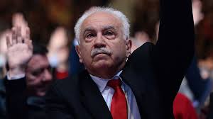 Yoksa siyasilerin sırasını beklemeden aşı olmasını savunan biriyim. Dogu Perincek Amerikan Asisi Olacagim Boylece Bana Yonelen Saldirilar Kesilecek
