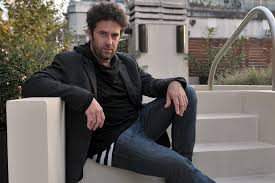 Fuentes cercanas le confirmaron a la viola que el cantante se desvaneció repentinamente en la vía pública mientras hacía un trámite en el banco. Ky2tvcmjt3a5rm