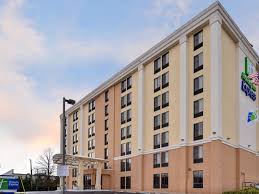 Cable tv and a work desk are provided. Preisgunstige Holiday Inn Express Hotels Von Ihg In Hanover