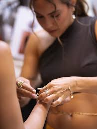 25 Vueltas al Sol “Vaivén Solar” Gracias a nuestros colaboradores por su  dedicación y entrega para hacer realidad esta colección. Ilustradora  @nannette.mariela Directora de Belleza @raizamontes Joyería  @diciembreveintinueve Calzado eclíptica x ...