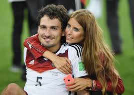 Mats hummels of germany celebrates with the world cup trophy after defeating argentina 1−0 in extra time during the 2014 fifa world cup brazil final match between germany and argentina at maracana on july 13, 2014 in rio de janeiro, brazil. Mats Und Cathy Hummels Aus Jugendliebe Wird Das Grosse Familiengluck