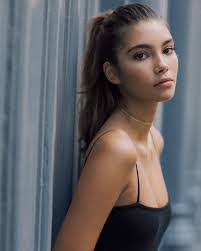 Cindy Mello's Instagram, Twitter & Facebook