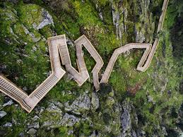 La rivière paiva est l'une des rivières les plus propres au monde et pour les amoureux de la nature la plus belle rivière du portugal. Depois Das Obras Passadicos Do Paiva Reabrem A Visitas Arouca Publico