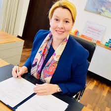 Juni haben sie die möglichkeit! Franziska Giffey Die Neue Woche Beginnt Ich Bin Heute Im Corona Kabinett Und In Der Ministerprasidentenkonferenz Mit Der Bundeskanzlerin Zum Weiteren Umgang Mit Der Pandemie Die Corona Lage Ist Weiterhin Akut Und Fordert