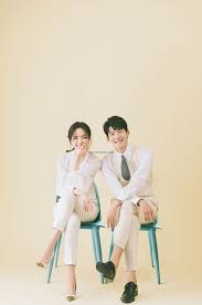 Tidak ada salahnya kamu bersama pasangan memakai konsep ala drama korea loh. Suka Canggung Bergaya Cobain Nih 12 Ide Pose Pre Wedding Duduk Manja Bersama Pasangan Mesra