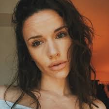 Leann Houser's Instagram, Twitter & Facebook