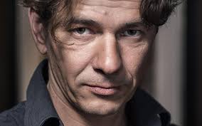 Dimitri Verhulst kan schrijven, maar wil dat bewijzen in elke zin. Wat  resteert is literaire slapstick op Mallorca