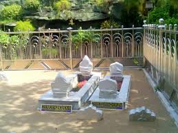 Tujuan dari berziarah ini tidak hanya sebatas menghormati mereka karena telah berjasa semasa hidupnya serta mendoakannya, tetapi juga lebih dari sekedar itu, ziarah ke makam ini untuk lebih mengingatkan pada kematian sehingga timbul rasa kesadaran bahwa sekuat. Berdoa Di Makam Para Wali Sama Dengan Minta Ke Penghuni Kubur Bincang Syariah