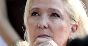 "Elle n'abandonnera jamais" : Marine Le Pen et son totem de l'interdiction du port du voile — Orange Actualités