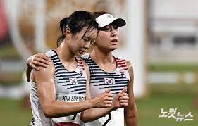 근대5종 국가대표 김세희가 6일 오후 일본 도쿄스타디움에서 열린 '2020 도쿄올림픽' 여자 수영 200m에서 역영을 마친 후 기록을 살펴보고 있다. T9u3ylq6vz34hm