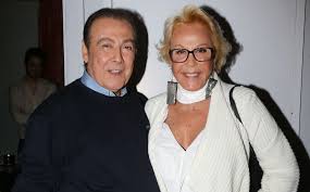 Σε μία από τις πιο πρόσφατες αναρτήσεις του, ο άρης λουπάσης δημοσίευσε μία ακόμα σπάνια vintage φωτογραφία, αυτή τη φορά με τη ζωή λάσκαρη και τον τόλη βοσκόπουλο από τη δεκαετία του '70. Risyuynbckj0sm