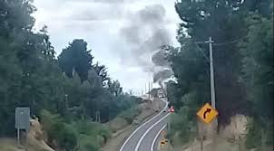Twelve poles of the power line were knocked down this monday by unknown persons on the route that connects collipulli with angol, in the province of malleco, la araucanía region. Manifestantes Instalan Barricadas Y Cortan Transito En Ruta Collipulli Angol Nacional Biobiochile
