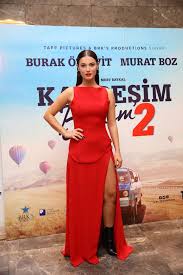 Türk dizi ve sinema oyuncusu. Kardesim Benim 2 Filminde Kirmizi Hali Stilleri Moda Haberleri