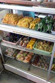 Photo via instagram.com/amiliya35 & instagram.com/ricky_fiveminutes. Toko Roti Sidodadi Yang Legendaris Dan Laris Manis Bandung My Eat And Travel Story