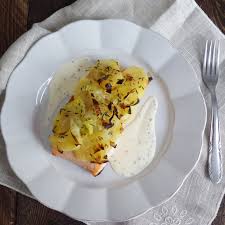 15′ ingredienti porri e patate al forno per 2 persone 400 g di patate 1 porro 50 ml di brodo vegetale o di pollo 40 g di parmigiano grattugiato 40 g. Trancio Di Salmone In Crosta Di Patate E Porri E Salsa Al Timo Instamamme