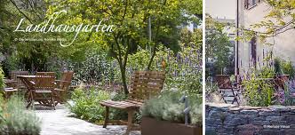 Gartnern In Der Stadt Ein Landhausgarten Cottage Garten Fur Eine Stadtvilla In Munchen Pflegeleichter Garten Mit Naturgarten Cottage Garten Garten Pflanzen