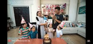 Mendapatkan popularitas sebagai penyanyi, ia terjun ke panggung politik dan menjadi dari pernikahan tersebut mereka mempunyai dua orang anak, titania aurelie nurhermansyah yang lahir tahun 1998 yang diabadikan dalam album. Dikado Gelang Emas Mewah 5 Momen Meriah Ultah Aisyah Anak Angkat Ashanty Matamata Com