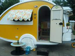 6 Quirky And Colorful Retro Rv Remodels Retro Rv Vintage Campers Trailers Vintage Camper