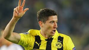 Bayern munich star robert lewandowski couldn't resist a dig at dortmund supporters after his side recorded a crucial victory against their title rivals. Robert Lewandowski Dreifaches Gehalt Sichert Keinen Bvb Verbleib