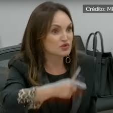 Pra quem não viu: Promotora reclama de salário de 40 mil e agita web